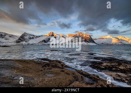 Ripide montagne al mare all'alba, Tungeneset, Senja, Troms, Norvegia, Europa Foto Stock