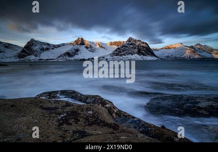 Ripide montagne al mare all'alba, Tungeneset, Senja, Troms, Norvegia, Europa Foto Stock