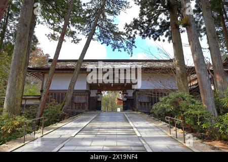 Tempio nell'area di Kongobu-ji, uno storico complesso di templi buddisti a Koyasan, Koya, distretto di Ito, Wakayama, Giappone Foto Stock