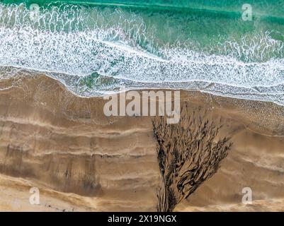 Vista aerea di una spiaggia, un fiume e il mare, Senja, Troms, Norvegia, Europa Foto Stock