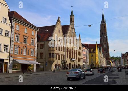 Landshut ist eine kreisfreie Stadt in Deutschland im Süd-östlichen Bayern. SIE ist Sitz der Regierung von Niederbayern sowie Verwaltungssitz des Landkreises Landshut. MIT 75457 Einwohnern ist Landshut vor Passau die grösste Stadt Niederbayerns sowie nach Regensburg die zweitgrösste Stadt in Ostbayern. Im bayernweiten Vergleich der Einwohnerzahlen liegt sie auf Rang zehn. Foto: DAS Rathaus und die Kirche, bzw die Stiftsbasilika St Martin in der Landshuter Altstadt bzw Innenstadt *** Landshut è una città indipendente della Germania nel sud-est della Baviera e sede del governo della bassa Ba Foto Stock