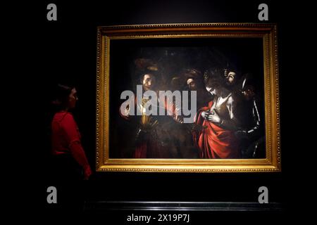 Il Martirio di Sant'Ursula (1610) in mostra durante un'anteprima dell'ultima mostra di Caravaggio alla National Gallery di Londra. L'ultimo dipinto dell'artista Michelangelo Merisi da Caravaggio, che non è stato visto nel Regno Unito per quasi 20 anni, comprende un autoritratto di Caravaggio che scorreva sulla spalla del santo, e fu dipinto durante gli ultimi mesi della sua vita. Data foto: Martedì 16 aprile 2024. Foto Stock