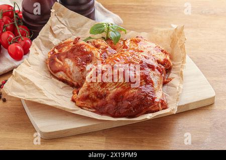 Cosce marinate con zampa di pollo in salsa di pomodoro Foto Stock