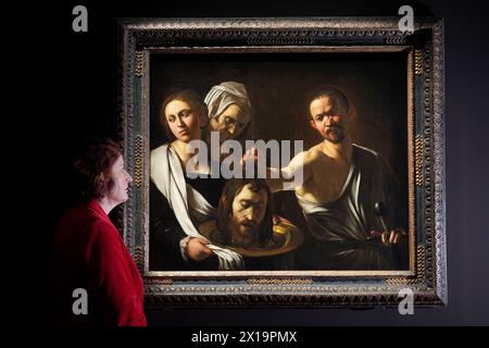 Salome riceve il Capo di Giovanni Battista (1609-10) in mostra durante un'anteprima dell'ultima mostra Caravaggio alla National Gallery di Londra. Il dipinto sarà esposto accanto al Martirio di Sant'Orsola (1610), l'ultimo dipinto dell'artista Michelangelo Merisi da Caravaggio, che non è stato visto nel Regno Unito per quasi 20 anni. Data foto: Martedì 16 aprile 2024. Foto Stock