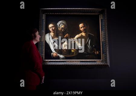 Salome riceve il Capo di Giovanni Battista (1609-10) in mostra durante un'anteprima dell'ultima mostra Caravaggio alla National Gallery di Londra. Il dipinto sarà esposto accanto al Martirio di Sant'Orsola (1610), l'ultimo dipinto dell'artista Michelangelo Merisi da Caravaggio, che non è stato visto nel Regno Unito per quasi 20 anni. Data foto: Martedì 16 aprile 2024. Foto Stock