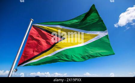 Die Fahne von Guyana, flattert im Wind, isoliert, gegen den blauen Himmel Foto Stock