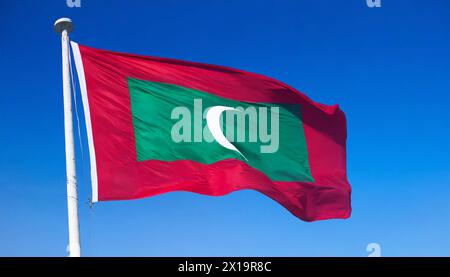 Die Fahne von Malediven, Flattert im Wind, isoliert, gegen den blauen Himmel Foto Stock