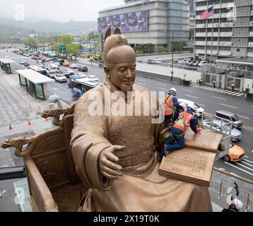 Seoul, Corea del Sud. 16 aprile 2024. I lavoratori conducono le operazioni annuali di pulizia sulla statua di bronzo del re Sejong a Seul, Corea del Sud, 16 aprile 2024. Crediti: Yao Qilin/Xinhua/Alamy Live News Foto Stock