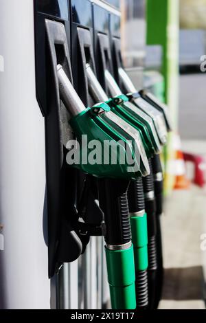 Primo piano delle pistole del gasolio e della benzina in una stazione di servizio. La crisi del carburante continua e il costo del carburante aumenta Foto Stock