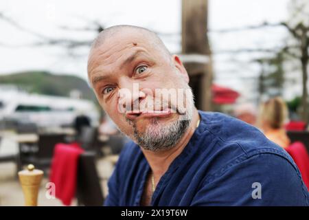 l'uomo di mezza età fa una faccia divertente Foto Stock