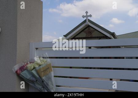 Sydney, Australia. 16 aprile 2024. Un bouquet è deposto fuori dal complesso di una chiesa dove si è verificato un attacco pugnalato a Sydney, Australia, il 16 aprile 2024. L'attacco pugnalato in una chiesa di Sydney durante la notte è stato un atto "terroristico" motivato religiosamente, ha detto la polizia martedì. L'attacco pugnalante, in cui due capi della chiesa sono stati feriti, è stato considerato un atto di "estremismo" religioso che ha intimidito il pubblico, Webb ha detto una conferenza stampa. Un portavoce dell'ambulanza del NSW ha confermato che quattro persone sono rimaste ferite nell'attacco. Crediti: Xinhua/Alamy Live News Foto Stock