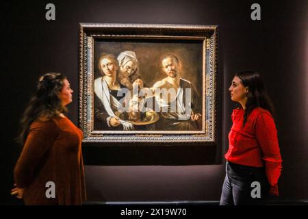 National Gallery, Londra, Regno Unito. 16 aprile 2024. Non visto nel Regno Unito da quasi 20 anni, l'ultimo dipinto di Caravaggio, il Martirio di Sant'Orsola, 1610, generosamente prestato dalla Collezione intesa Sanpaolo (gallerie d'Italia - Napoli), sarà esposto accanto ad un'altra opera tardiva dell'artista italiano della National Gallery Collection, Salome riceve il Capo di Giovanni Battista, circa 1609-10.ational Gallery, gratuito 18 aprile - 21 luglio 2024. Paul Quezada-Neiman/Alamy Live News crediti: Paul Quezada-Neiman/Alamy Live News Foto Stock