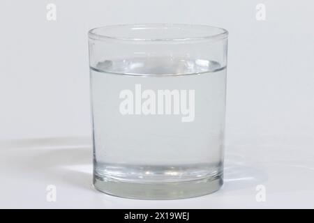 Soluzione di acqua salata in un bicchiere Foto Stock