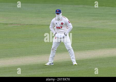 Jordan Cox si è comportato bene per tenersi al caldo in campo durante Essex CCC vs Kent CCC, Vitality County Championship Division 1 Cricket presso la Cloud County Foto Stock