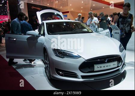 Foto - la nuova Tesla Model S durante il Salone dell'automobile di Parigi 2014, conosciuto come Mondial de l'Automobile a Parigi, Francia, il 10 ottobre 2014. Tesla licenzierà oltre il 10% della sua forza lavoro globale, secondo un promemoria inviato ai dipendenti dal CEO Elon Musk. Le azioni della società hanno chiuso più del 5% lunedì. Tesla aveva 140.473 dipendenti a dicembre 2023. Negli ultimi mesi le azioni Tesla hanno subito un livido, con un calo del 31% rispetto all'anno precedente. Mentre le vendite di veicoli elettrici stanno ancora guadagnando popolarità in tutto il mondo, il loro tasso di crescita delle vendite è rallentato soprattutto per Tesla. L'azienda si trova ora di fronte a più competi Foto Stock