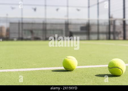 Pallina da tennis gialla e verdognola luminosa su un campo dipinto di recente Foto Stock