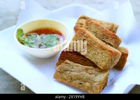 Piatto di deliziosi cracker di pesce fritti o Kropek Foto Stock