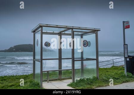 Meteo per il Regno Unito. Maltempo, nebbioso e umido su una fermata vuota dell'autobus in Hannafore Road a Looe, in Cornovaglia, nel Regno Unito. Foto Stock