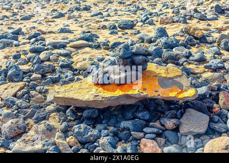 Roccia vulcanica sulla spiaggia di Lanzarote, Isole Canarie, Spagna Foto Stock