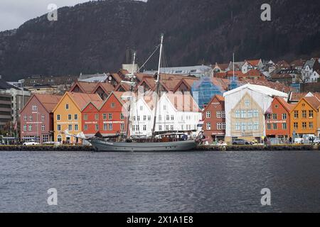 Expeditionsshiff Ocean Sherpa im Hafen von Bergen - Bergen 08.04.2024: Visita turistica di Bergen *** nave da spedizione Ocean Sherpa nel porto di Bergen Bergen 08 04 2024 visita turistica di Bergen Foto Stock