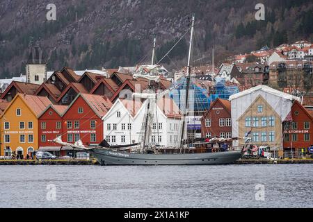 Expeditionsschiff Ocean Sherpa im Hafen von Bergen - Bergen 08.04.2024: Visita turistica di Bergen *** nave da spedizione Ocean Sherpa nel porto di Bergen Bergen 08 04 2024 visita turistica di Bergen Foto Stock