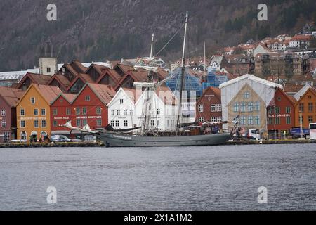 Expeditionsschiff Ocean Sherpa im Hafen von Bergen - Bergen 08.04.2024: Visita turistica di Bergen *** nave da spedizione Ocean Sherpa nel porto di Bergen Bergen 08 04 2024 visita turistica di Bergen Foto Stock