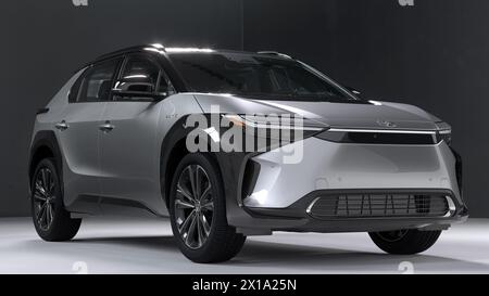 La Toyota bZ4X combina l'eleganza e il design avanzato di un veicolo elettrico con lo stile robusto di un SUV. Innovativo veicolo elettrico perfor Foto Stock