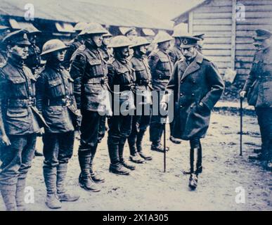 Re Giorgio V d'Inghilterra ispeziona le truppe delle forze di spedizione in Francia, 1915 Foto Stock