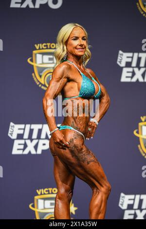 Melbourne, Victoria, Australia. 13 aprile 2024. La bodybuilder naturale australiana Laura Stevenson è vista in azione sul palco dei Campionati Australasian ICN 2024, che si sono tenuti al Melbourne Convention and Exhibition Centre come parte dell'Australian fitness Expo 2024, a Melbourne in Australia. ICN - ''competo Natural'' è un campionato per i bodybuilder competitivi che sono liberi dall'uso di sostanze vietate dalla World Anti-doping Agency. (Credit Image: © Alexander Bogatyrev/SOPA Images via ZUMA Press Wire) SOLO PER USO EDITORIALE! Non per USO commerciale! Foto Stock