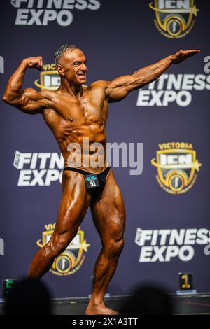 Melbourne, Victoria, Australia. 13 aprile 2024. Il bodybuilder naturale australiano Tony Kimonides è visto in azione sul palco dei Campionati Australasian ICN 2024, che si tengono al Melbourne Convention and Exhibition Centre come parte dell'Australian fitness Expo 2024, a Melbourne in Australia. ICN - ''competo Natural'' è un campionato per i bodybuilder competitivi che sono liberi dall'uso di sostanze vietate dalla World Anti-doping Agency. (Credit Image: © Alexander Bogatyrev/SOPA Images via ZUMA Press Wire) SOLO PER USO EDITORIALE! Non per USO commerciale! Foto Stock