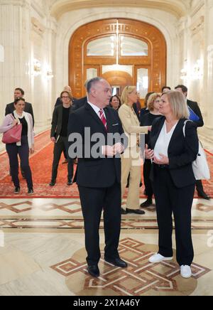 Bukarest, Romania. 16 aprile 2024. Nancy Faeser (r, SPD), ministro federale degli interni, visita il Palazzo del Parlamento sotto la guida di Ovidiu Gant (l), membro della minoranza tedesca nel parlamento rumeno. Il palazzo è il secondo edificio amministrativo più grande del mondo dopo il Pentagono di Washington ed è stato progettato e iniziato ad essere costruito dall'ex dittatore rumeno Ceausescu. Credito: Soeren Stache/dpa/Alamy Live News Foto Stock