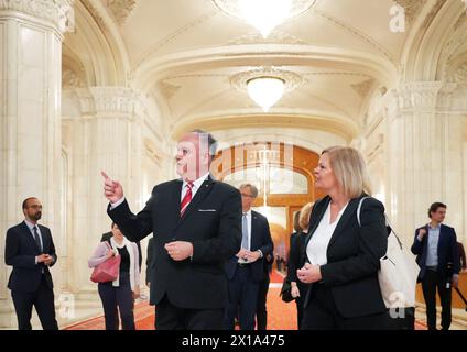 Bukarest, Romania. 16 aprile 2024. Nancy Faeser (r, SPD), ministro federale degli interni, visita il Palazzo del Parlamento sotto la guida di Ovidiu Gant (l), membro della minoranza tedesca nel parlamento rumeno. Il palazzo è il secondo edificio amministrativo più grande del mondo dopo il Pentagono di Washington ed è stato progettato e iniziato ad essere costruito dall'ex dittatore rumeno Ceausescu. Credito: Soeren Stache/dpa/Alamy Live News Foto Stock