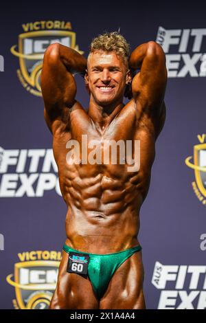 Melbourne, Victoria, Australia. 13 aprile 2024. Il bodybuilder naturale australiano Billy Adamo è visto in azione sul palco dei Campionati Australasian ICN 2024, che si tengono al Melbourne Convention and Exhibition Centre come parte dell'Australian fitness Expo 2024, a Melbourne in Australia. ICN - ''competo Natural'' è un campionato per i bodybuilder competitivi che sono liberi dall'uso di sostanze vietate dalla World Anti-doping Agency. (Credit Image: © Alexander Bogatyrev/SOPA Images via ZUMA Press Wire) SOLO PER USO EDITORIALE! Non per USO commerciale! Foto Stock