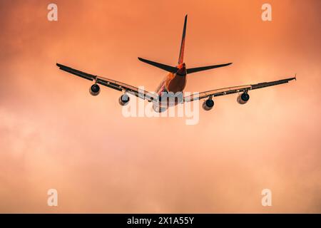 Partenza dell'aereo a380 da un aeroporto durante il tramonto/l'alba. Foto Stock
