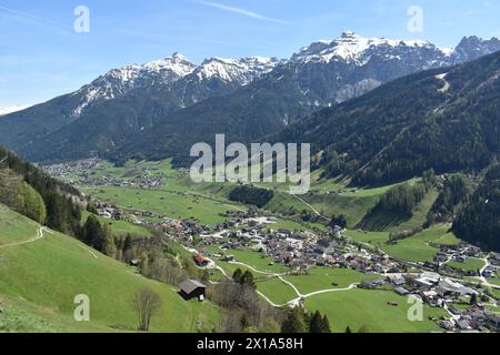 Sentiero escursionistico attraverso e intorno alla valle dello Stubai in Austria Alpes. Splendida vista sulle montagne . Ghiacciaio dello Stubai , regione del Tirolo . Foto Stock