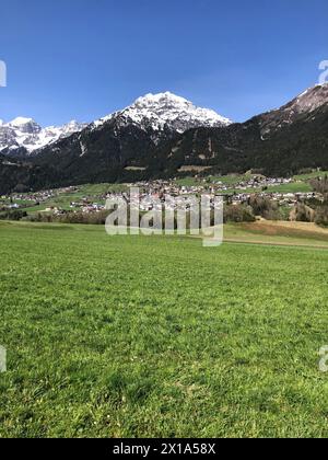 Sentiero escursionistico attraverso e intorno alla valle dello Stubai in Austria Alpes. Splendida vista sulle montagne . Ghiacciaio dello Stubai , regione del Tirolo . Foto Stock