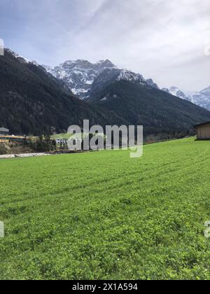 Sentiero escursionistico attraverso e intorno alla valle dello Stubai in Austria Alpes. Splendida vista sulle montagne . Ghiacciaio dello Stubai , regione del Tirolo . Foto Stock