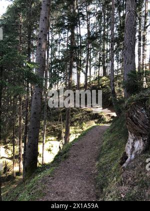 Sentiero escursionistico attraverso e intorno alla valle dello Stubai in Austria Alpes. Splendida vista sulle montagne . Ghiacciaio dello Stubai , regione del Tirolo . Foto Stock