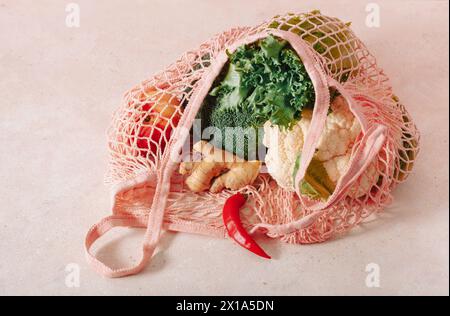 Frutta Verdura in maglia riutilizzabili sacchetto di cotone, plastica libera zero rifiuti Nozione Foto Stock