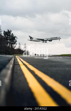 A350 Qatar Airways, atterraggio all'aeroporto di Manchester. Foto Stock