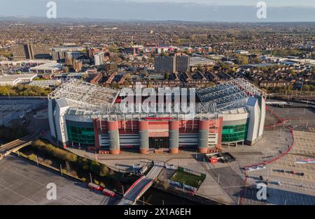 Old Trafford, Manchester United Football Club con l'Old Trafford Cricket Ground sullo sfondo. Foto Stock