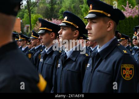 Non esclusiva: LEOPOLI, UCRAINA - 15 APRILE 2024 - i cadetti sono raffigurati durante la cerimonia di laurea per gli studenti dell'Università statale di Leopoli di li Foto Stock