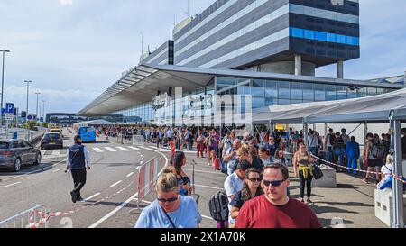 Aeroporto di Schiphol, Paesi Bassi. 05/09/2022 - le folle formano code estremamente lunghe fuori dall'aeroporto di Schiphol a seguito di una domanda eccessiva e di movem limitato Foto Stock