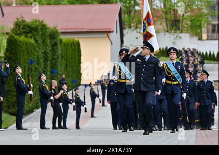 Non esclusiva: LEOPOLI, UCRAINA - 15 APRILE 2024 - i partecipanti sono ritratti durante la cerimonia di laurea per i cadetti dell'Università statale di Leopoli o Foto Stock