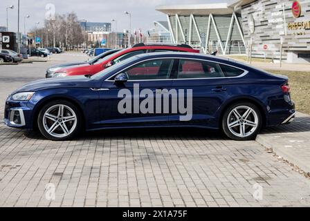 Minsk, Bielorussia, 16 aprile 2024 - Vista laterale dell'Audi A5 parcheggiata in strada. auto sportback blu parcheggiata in strada. Foto Stock