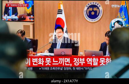 Seoul, Corea del Sud. 16 aprile 2024. Yonhapnews, il presidente della Corea del Sud Yoon Suk Yeol parla durante una riunione di gabinetto nell'ufficio presidenziale su una TV alla stazione ferroviaria di Yongsan a Seoul. Il presidente sudcoreano Yoon Suk Yeol accettò umilmente il sentimento pubblico rivelato alle elezioni parlamentari e disse che si sarebbe sforzato di migliorare la comunicazione con il popolo. Credito: SOPA Images Limited/Alamy Live News Foto Stock