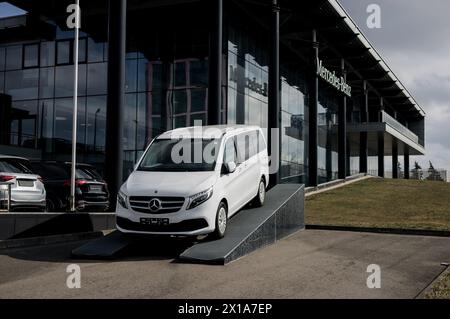 Minsk, Bielorussia, 16 aprile 2024 - il pulmino Mercedes-Benz combina comfort e lusso Foto Stock