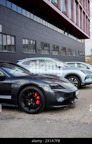 Minsk, Bielorussia, 16 aprile 2024 - Porsche Taycan Turbo S Electric modello nel parcheggio Foto Stock