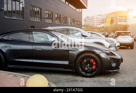 Minsk, Bielorussia, 16 aprile 2024 - Porsche Taycan Turbo Sportcar è parcheggiata nelle strade della città Foto Stock