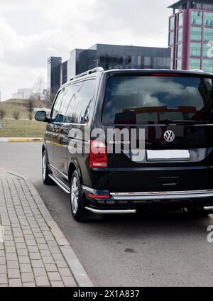 Minsk, Bielorussia, 16 aprile 2024 - Vista posteriore Volkswagen Multivan TDI Foto Stock